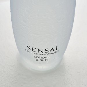 Nahaufnahme einer Flasche Cellular Performance Lotion 1 (Light) auf einer grauen Oberfläche